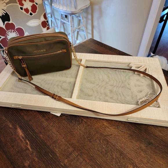 Michael Kors crossbody - Picture 9 of 10